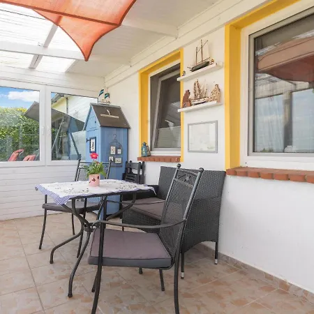 Schoener In Poel In Strandnaehe *